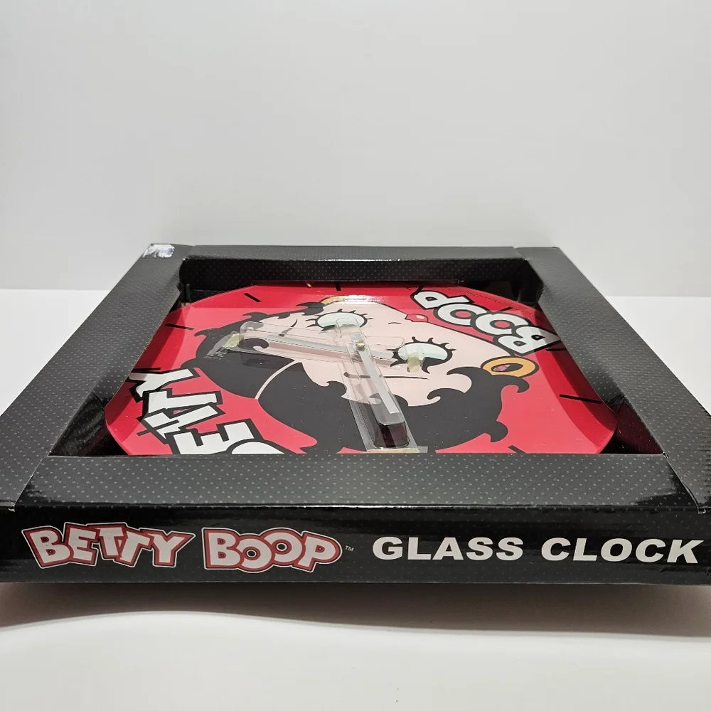BETTY BOOP Large Round Glass Wall CLOCK TMD Holdings, 13 3/4